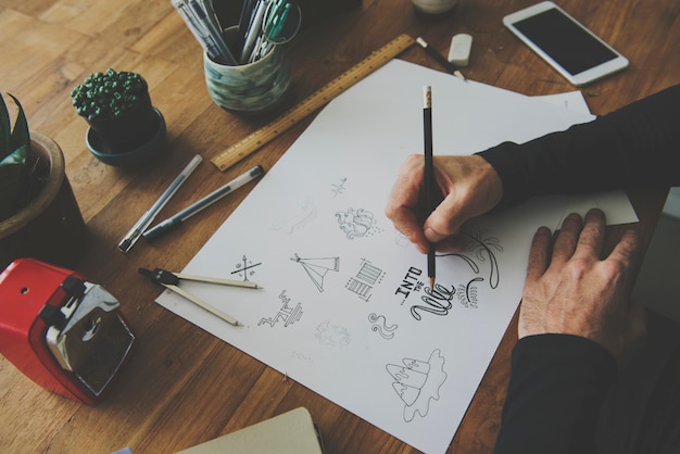 Photo male hands sketching