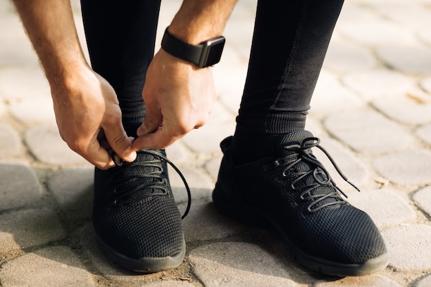 Photo male hands tying shoelaces on sport sneakers run workout