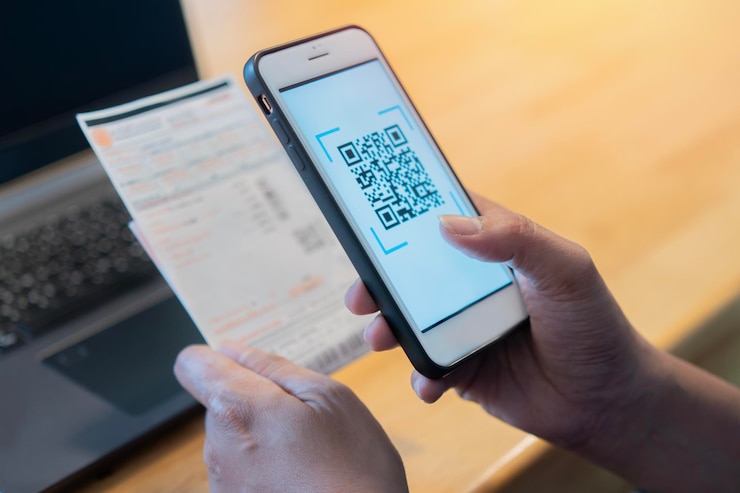 Photo male hands using a mobile phone to scan the qr code for the bill through the app