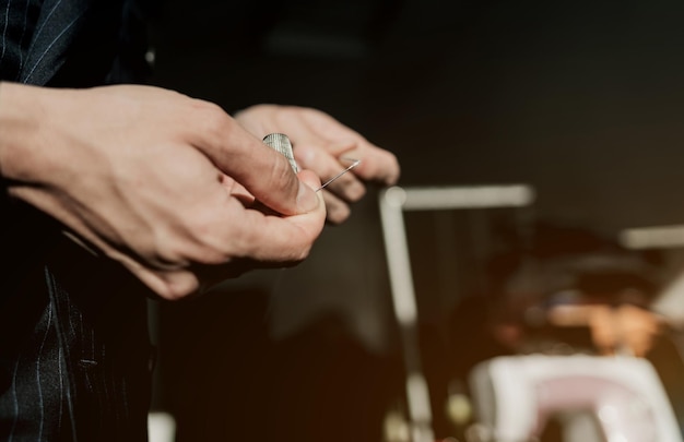 Photo male hands with a needle