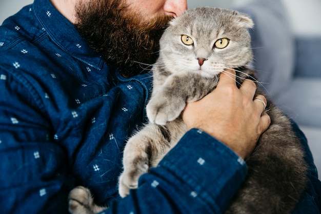 Foto maschio che abbraccia adorabile gatto