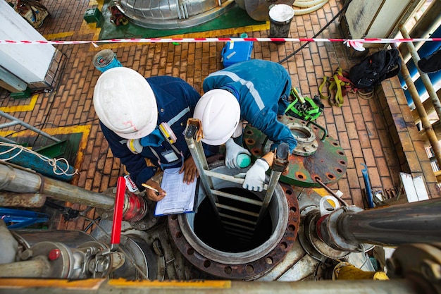 Foto maschio in controllo del processo di lavoro chimico in chimico inossidabile