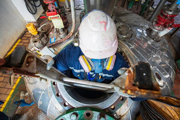 Foto maschio in controllo del processo di lavoro chimico in chimico inossidabile