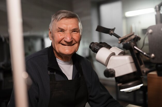 Photo male jeweler working in the shop