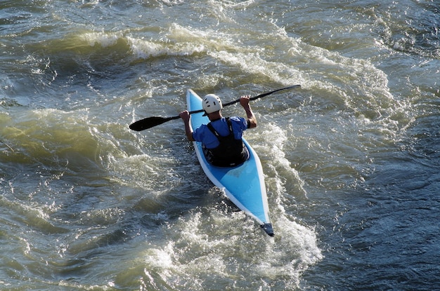 Photo a male kayaker with helmet seen from above