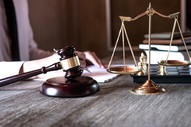 법률 도서, 망치 및 균형 작업 남성 변호사 또는 판사, 사건을 테이블에보고