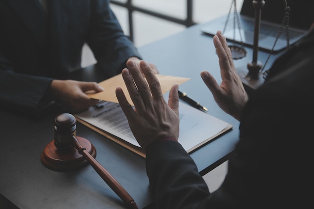 Photo male lawyer working with contract papers and wooden gavel on tabel in courtroom justice and law attorney court judge concept