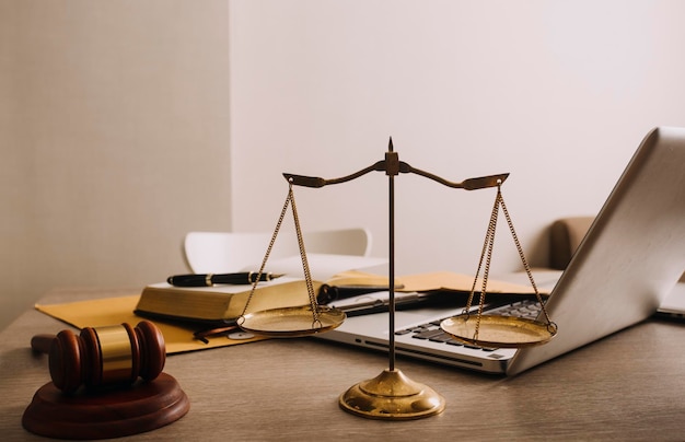 Адвокат-мужчина, работающий с контрактными документами и деревянным молотком на столе в зале суда, концепция правосудия и адвоката