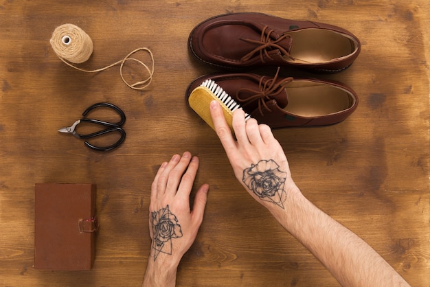 木製の背景に男性の革の靴