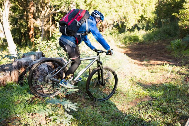 森の中の男性男性マウンテンバイク乗馬自転車