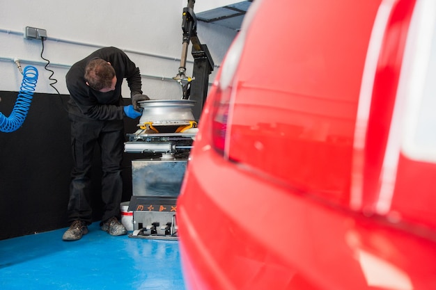 Photo male mechanic repairing machinery in workshop