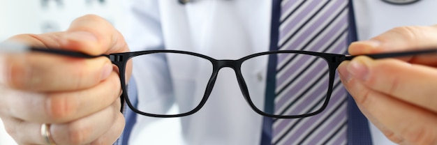 검은 안경의 쌍을주는 남성 의학 의사 손