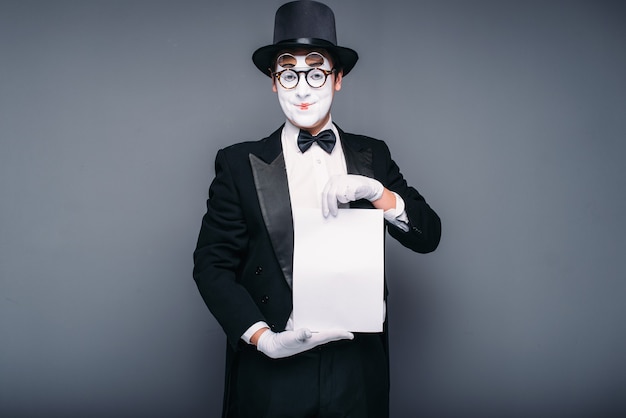 Foto attore mimo maschio con foglio di carta vuoto