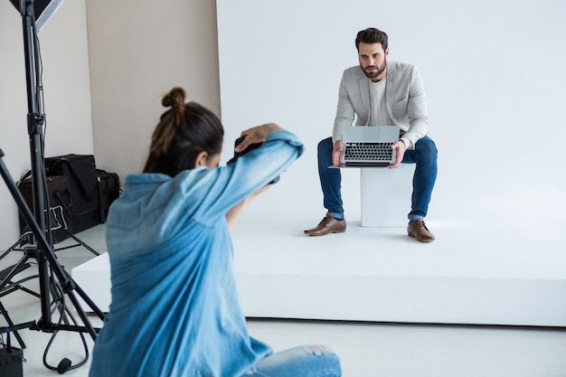 写真 写真家のためにポーズ男性モデル