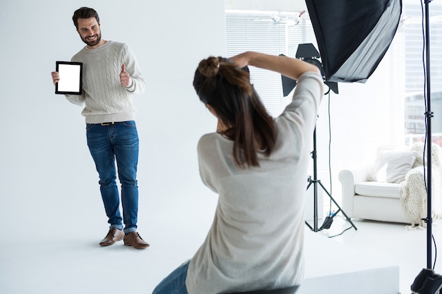 Photo male model posing for photographer