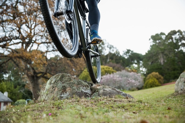 森の中の男性のマウンテンバイクに乗る自転車