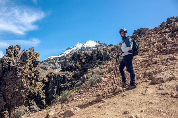 イスタクシウアトル火山で笑っている男性のマウンテンクライマー