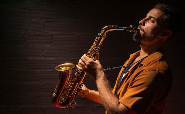 Photo male musician passionately playing the saxophone