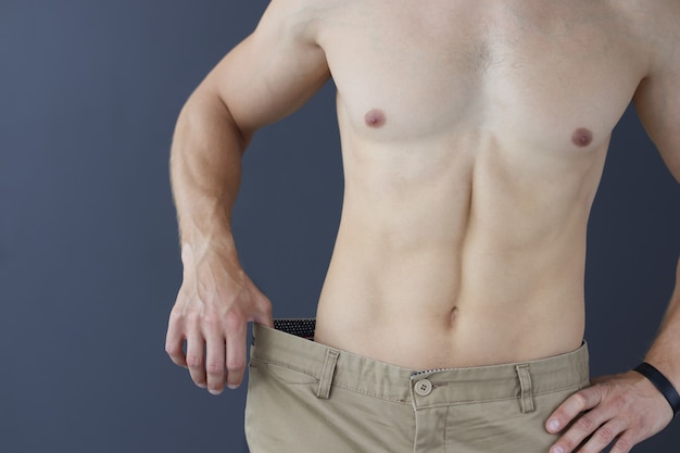 Nudo maschile con il torso che mostra il primo piano di grandi dimensioni dei pantaloni