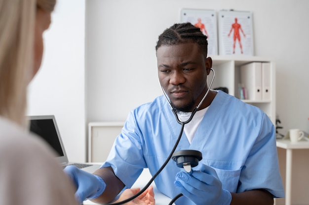 Photo male nurse working at the clinic