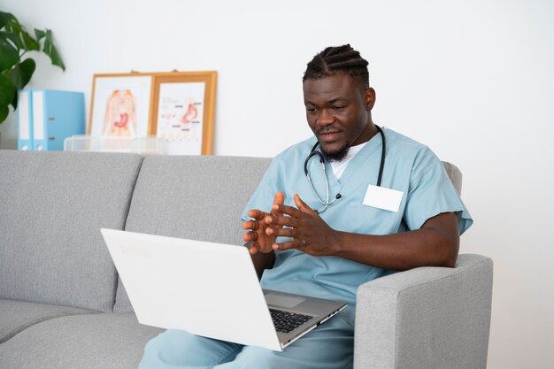 Photo male nurse working at the clinic