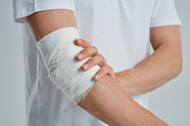 Paziente maschio bendato lesione alla mano alle dita medicina ospedaliera