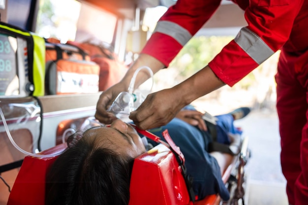 Foto il paziente maschio ha avuto un incidente. l'ambulanza e la squadra di soccorso sono venuti a fornire il primo soccorso.