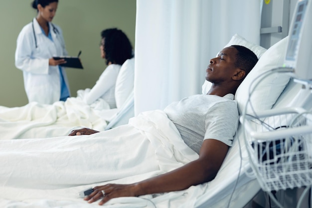 Photo male patient sleeping in bed in the ward at hospital