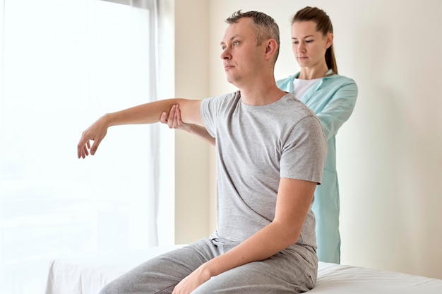 Photo male patient undergoing therapy with physiologist