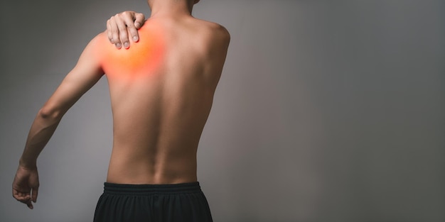 통증이 있는 남성 환자 어깨 통증 뼈 힘줄 통증 의료 개념 부상