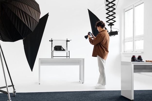 Photo male photographer shooting product in studio