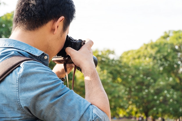 фотограф-мужчина фотографирует