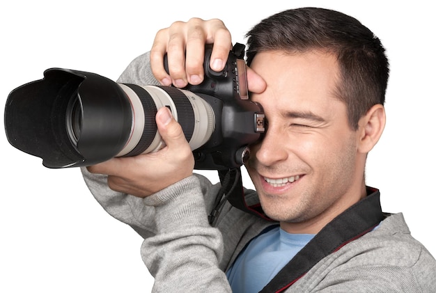 Fotografo maschio con fotocamera su sfondo bianco