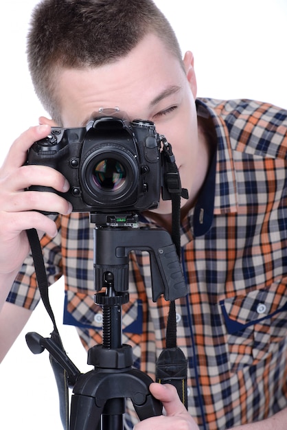 デジタルカメラを持つ男性カメラマン