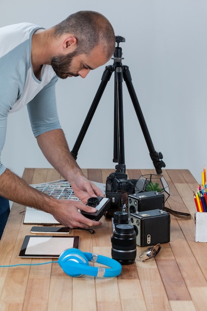 Мужской фотограф работает на стол