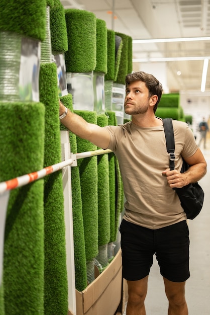 偽の草の男性のピッキングロール