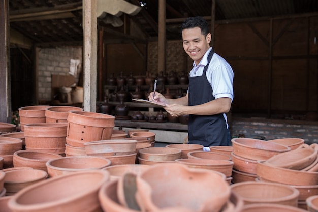 Photo male potter checking of his pottery product