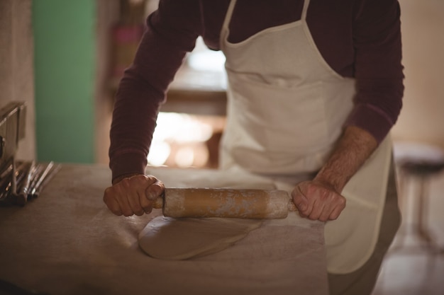 麺棒で粘土を成形する男性の陶芸家