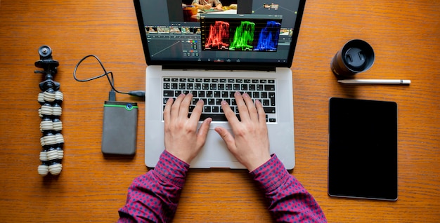 Photo male producer edit video on his laptop in studio