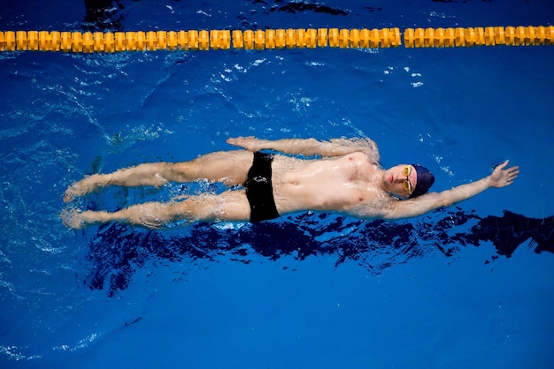 Профессиональный пловец-мужчина в бассейне, вид сверху