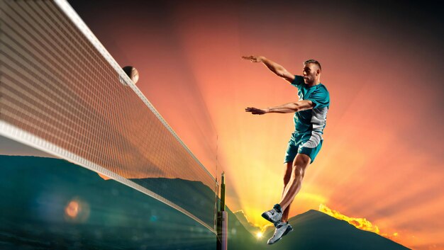 Foto giocatore professionista di pallavolo in azione al tramonto