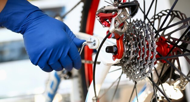 写真 男性修理員青い保護服を着た自転車サービス