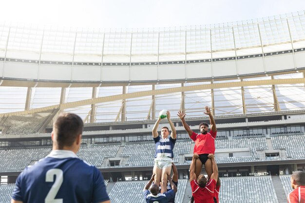 写真 スタジアムでラグビー試合をしている男性ラグビー選手