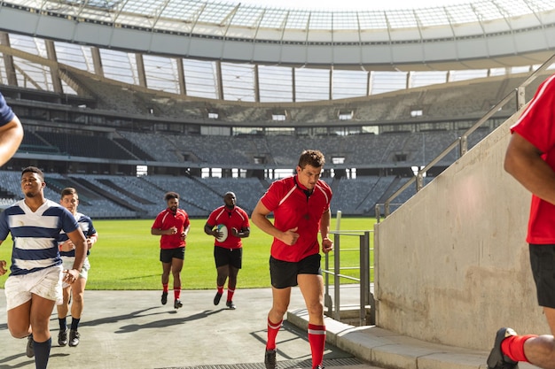 Foto giocatori di rugby che tornano negli spogliatoi dopo la partita