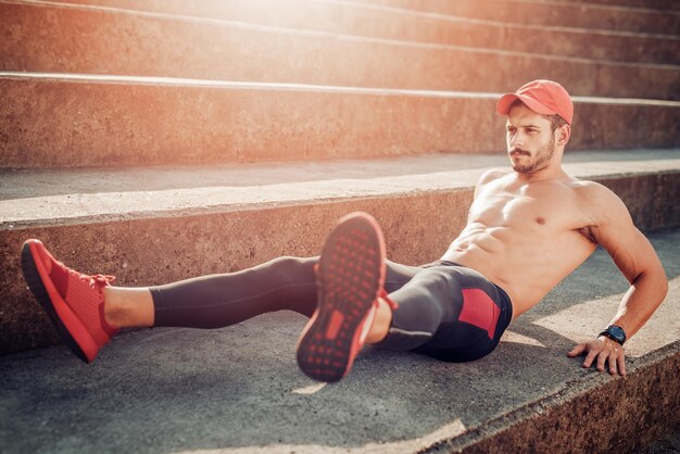 ストレッチ運動をしている男性ランナー