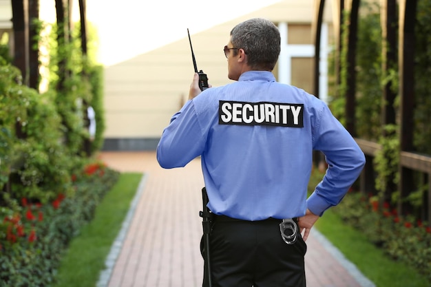 Photo male security guard protecting house outdoor