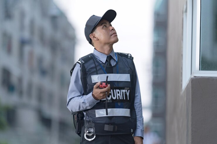 Photo 携帯ラジオを使う男性警備員