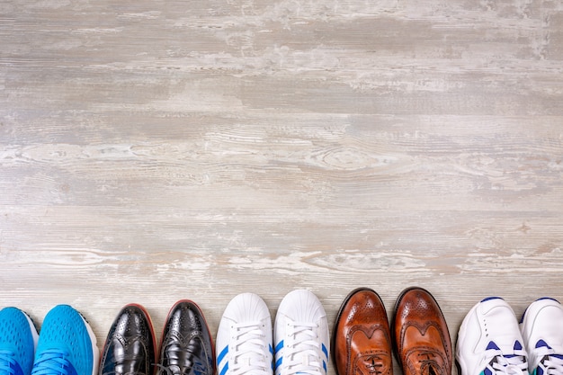 Foto fondo di legno del collectionon delle scarpe del maschio. scarpe basse da uomo in pelle alla moda