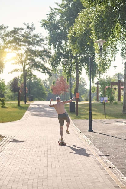 Мужчина-скейтбордист наслаждается поездкой в парке