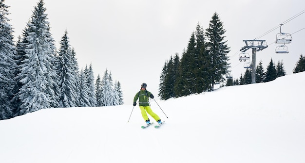 스키 사막의 숲이 우거진 슬로프에서 남성 스키 백패커 극단적인 Freeriding 스키. 눈 덮인 산에서 조각 회전 기술